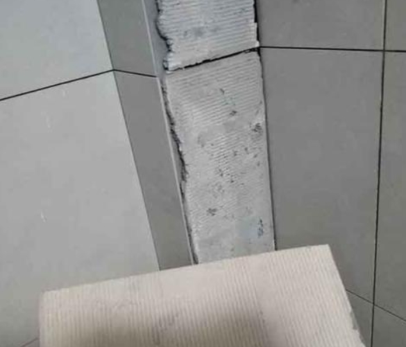 平山瓷砖空鼓维修公司分享下厨房瓷砖脱落的补救措施。